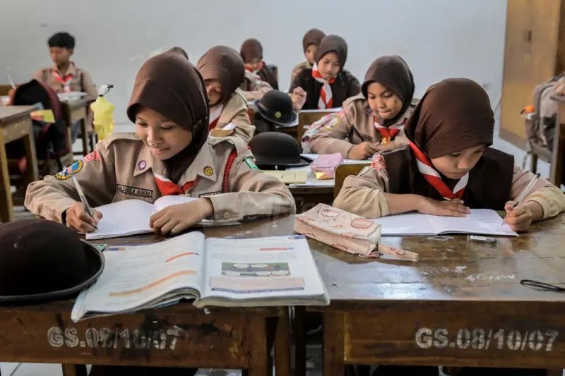 MK Wajibkan Pendidikan Dasar Gratis di Sekolah Negeri dan Swasta, Ini Tantangannya – viralterkini