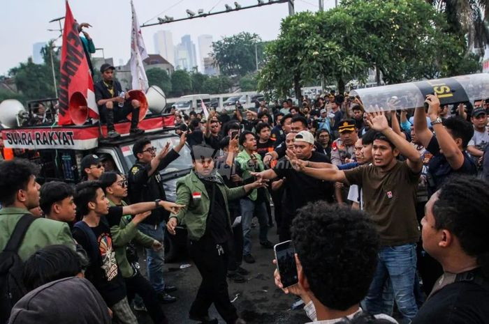 Jurnalis Antara Dipukul Polisi Saat Liput Demo DPR, AJI Kecam Kekerasan – Viral Terkini Indonesia
